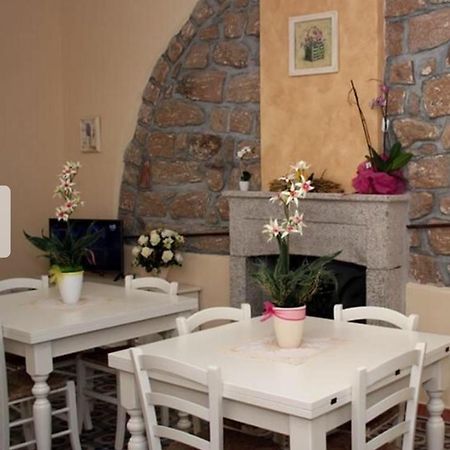 Guest House Le Gemelle Luras Exterior foto