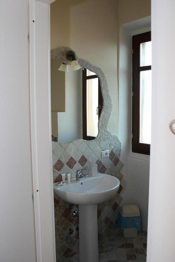 Guest House Le Gemelle Luras Exterior foto